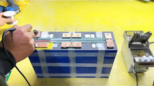 朗凯威米兰体育注册资金简单制作12V230安3度电个性露营移动电源